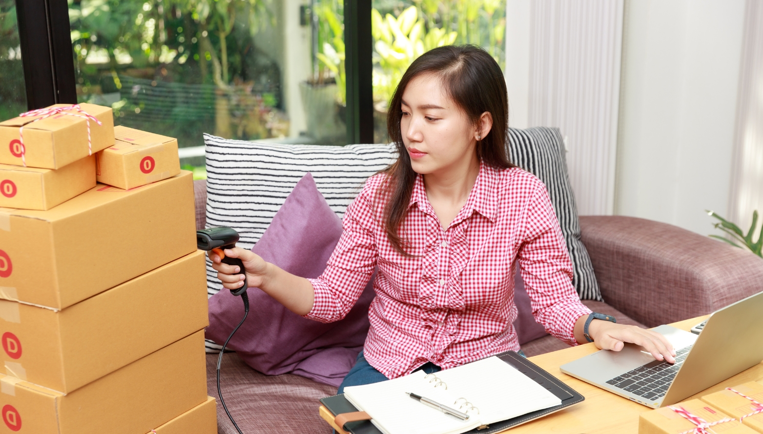 forwards-the-order-to-the-supplier